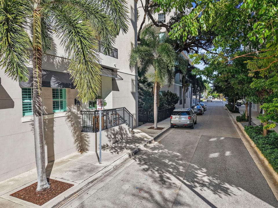 出租: $4,250 (2 贝兹, 2 浴室, 1121 平方英尺)