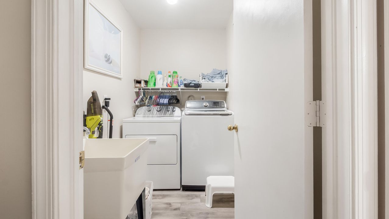 待售: $875,000 (4 贝兹, 2 浴室, 2283 平方英尺)