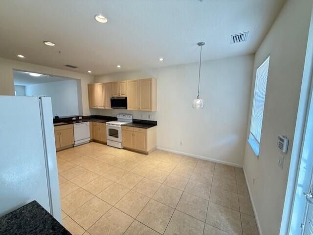 На продажу: $339,900 (2 спален, 2 ванн, 1857 Квадратных фут)