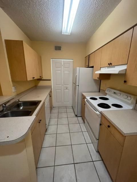 В аренду: $1,900 (2 спален, 2 ванн, 1051 Квадратных фут)