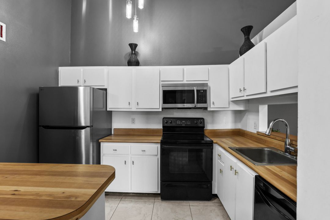 For Sale: $270,000 (2 beds, 2 baths, 1000 Square Feet)