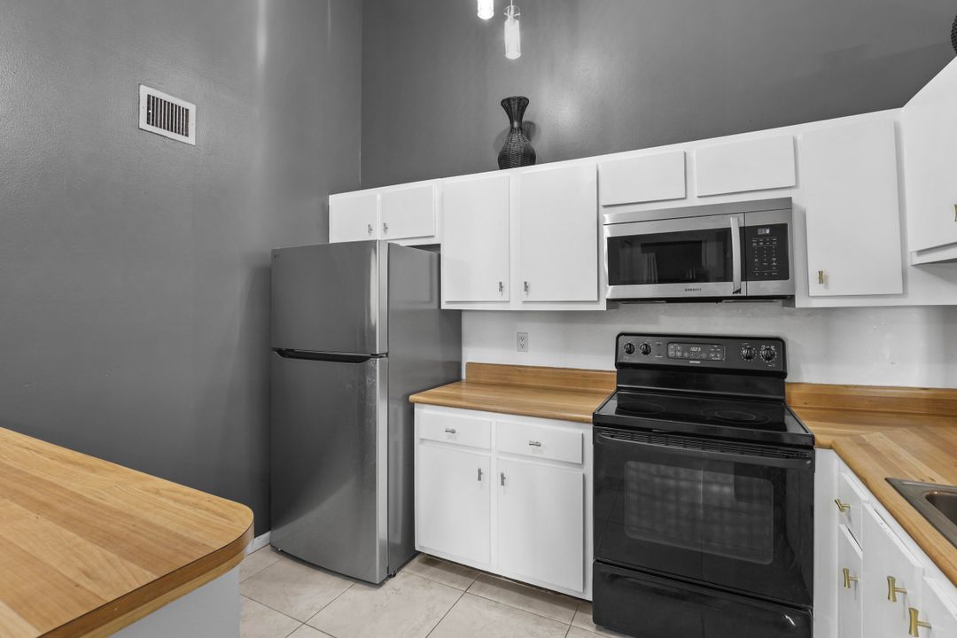 For Sale: $270,000 (2 beds, 2 baths, 1000 Square Feet)