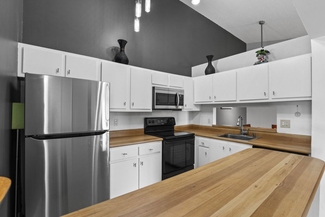 For Sale: $270,000 (2 beds, 2 baths, 1000 Square Feet)