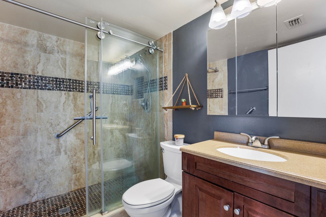 For Sale: $270,000 (2 beds, 2 baths, 1000 Square Feet)