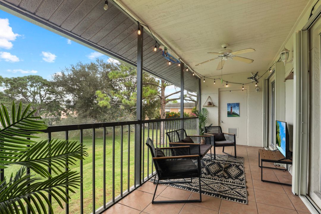 For Sale: $270,000 (2 beds, 2 baths, 1000 Square Feet)