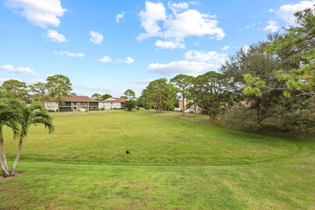 For Sale: $270,000 (2 beds, 2 baths, 1000 Square Feet)