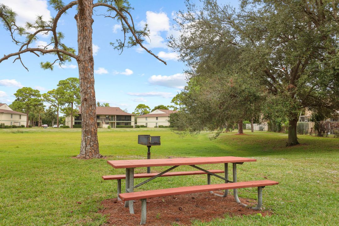 For Sale: $270,000 (2 beds, 2 baths, 1000 Square Feet)