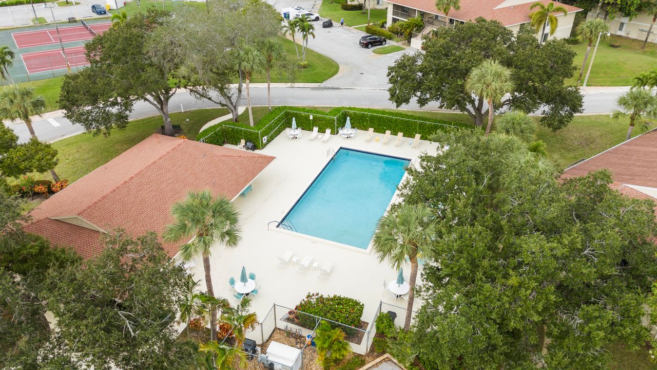 For Sale: $270,000 (2 beds, 2 baths, 1000 Square Feet)