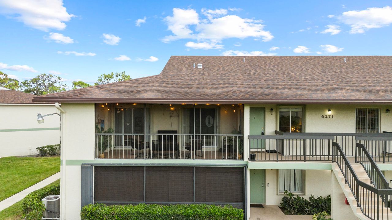 For Sale: $270,000 (2 beds, 2 baths, 1000 Square Feet)