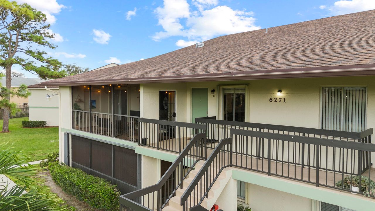 For Sale: $270,000 (2 beds, 2 baths, 1000 Square Feet)