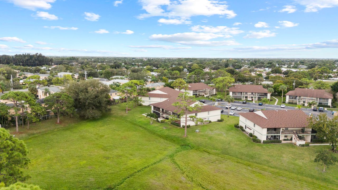 For Sale: $270,000 (2 beds, 2 baths, 1000 Square Feet)