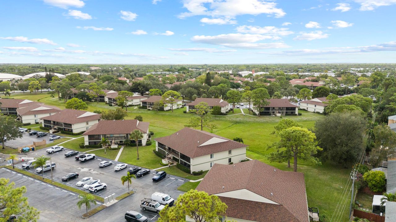 For Sale: $270,000 (2 beds, 2 baths, 1000 Square Feet)