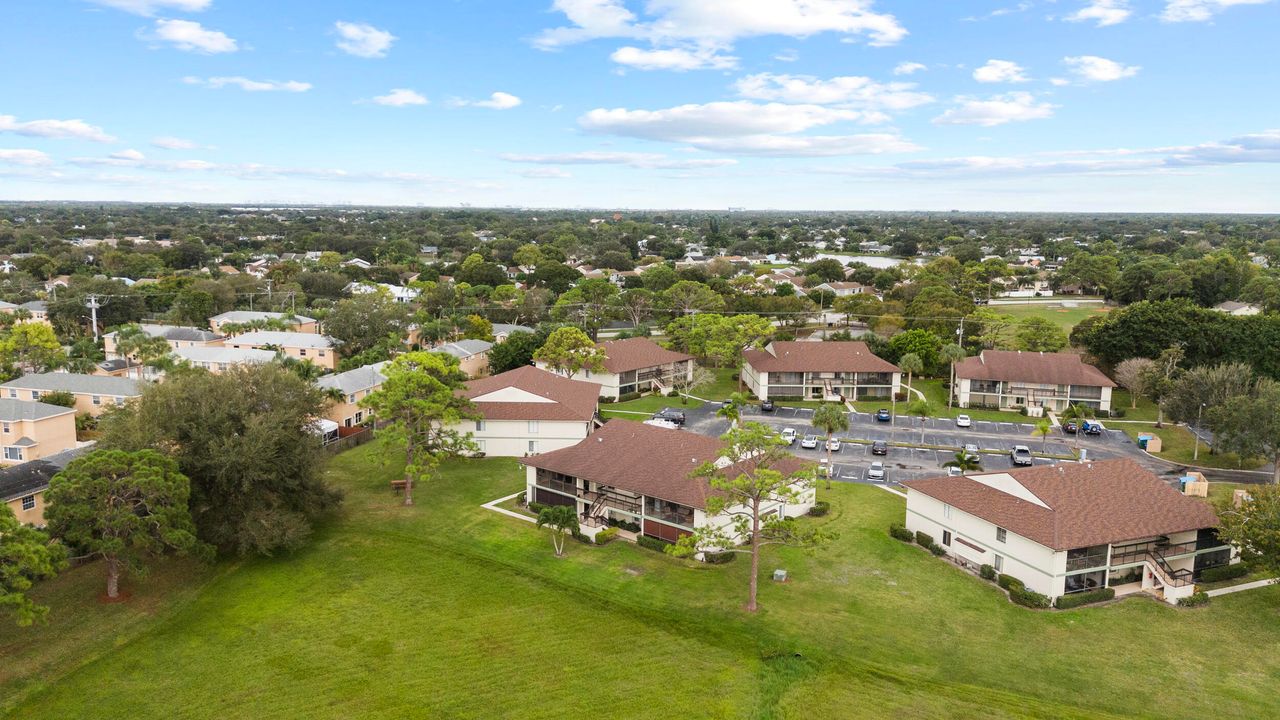 For Sale: $270,000 (2 beds, 2 baths, 1000 Square Feet)