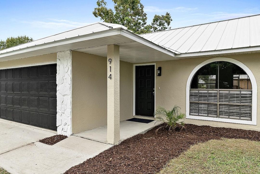 For Sale: $290,000 (3 beds, 2 baths, 1096 Square Feet)