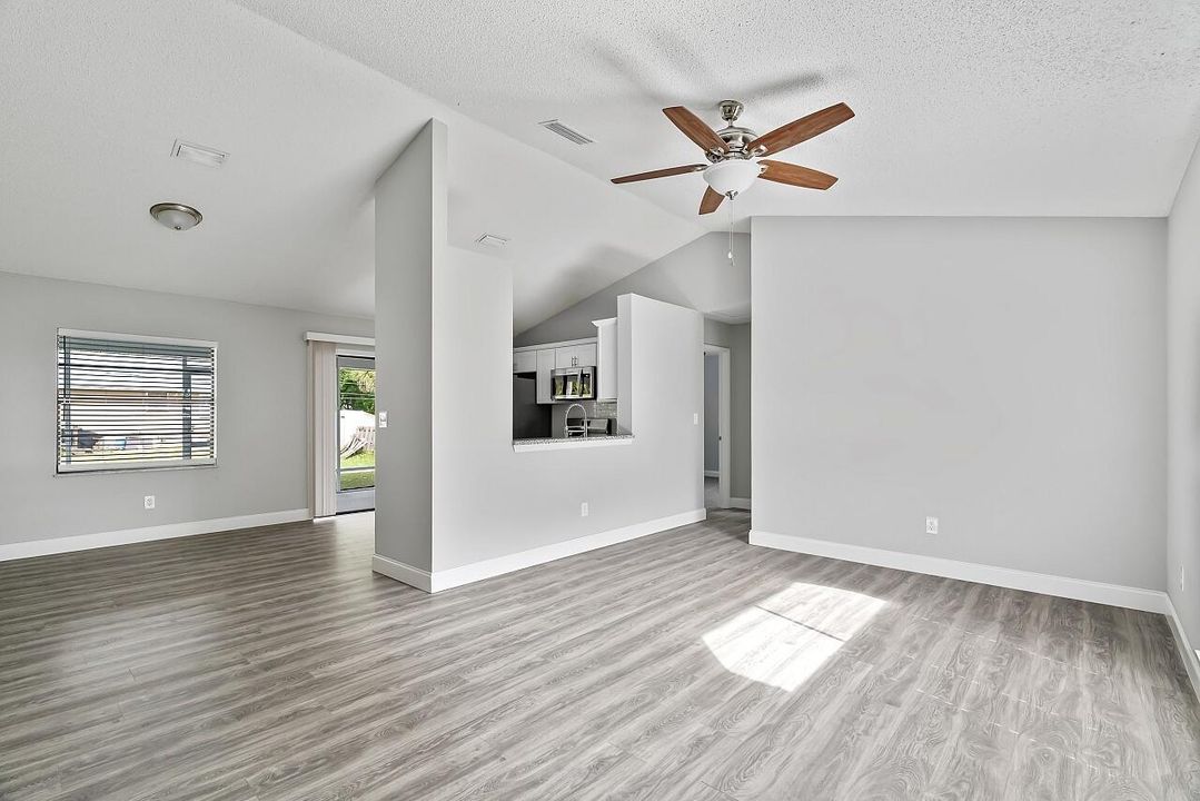 For Sale: $290,000 (3 beds, 2 baths, 1096 Square Feet)