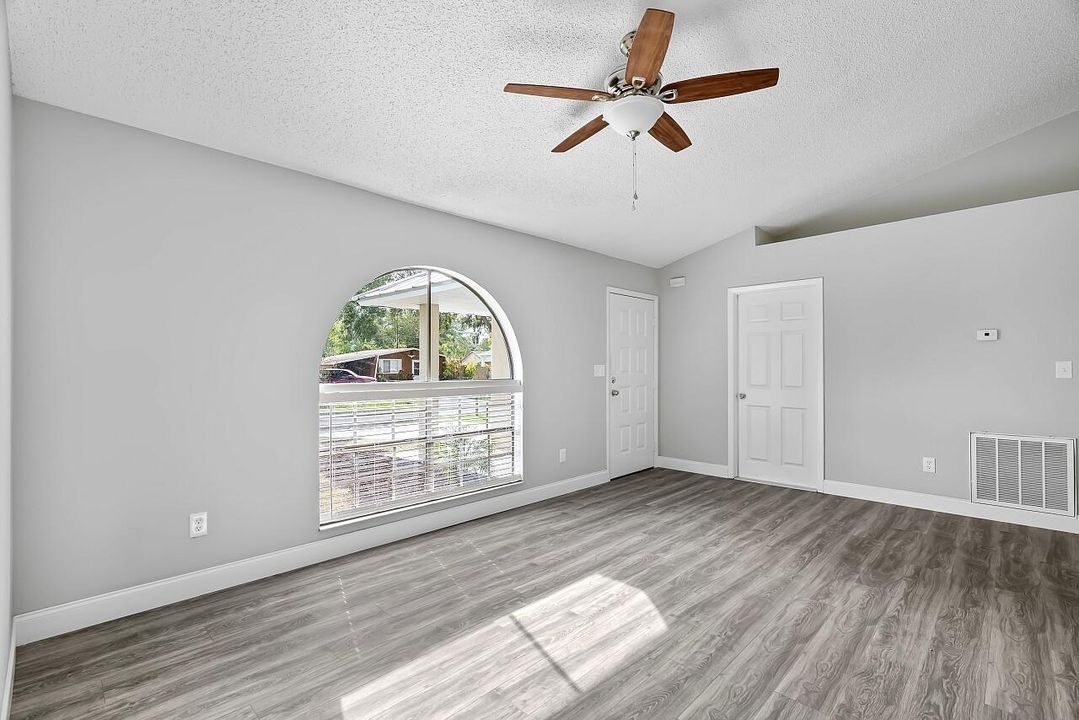 For Sale: $290,000 (3 beds, 2 baths, 1096 Square Feet)