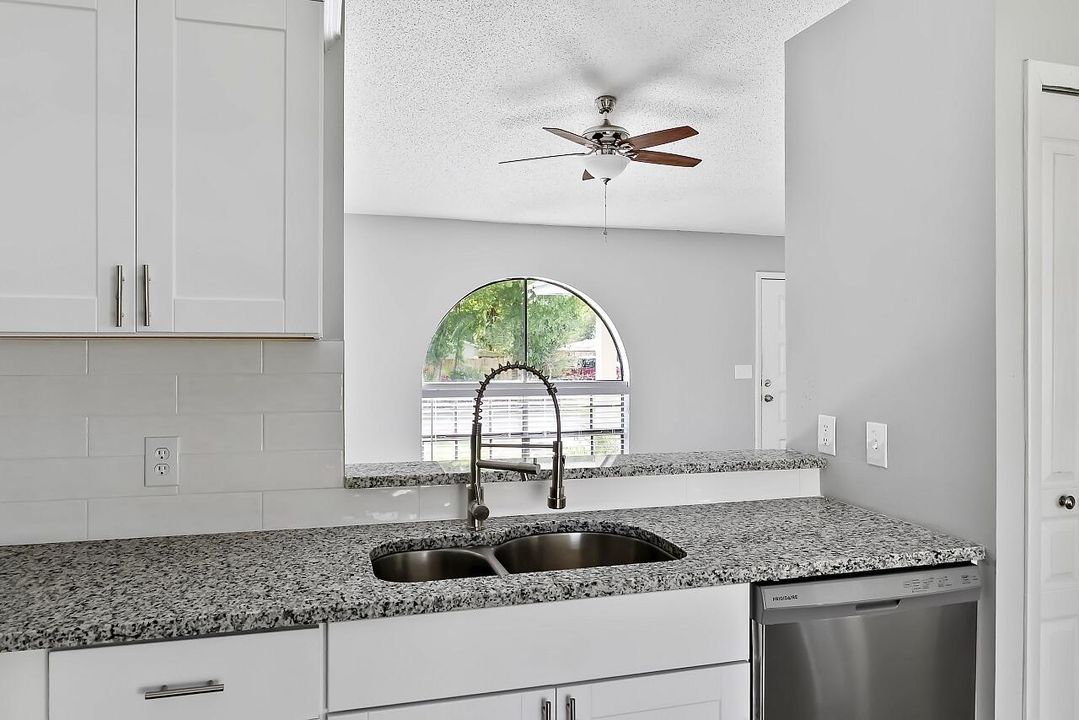 For Sale: $290,000 (3 beds, 2 baths, 1096 Square Feet)