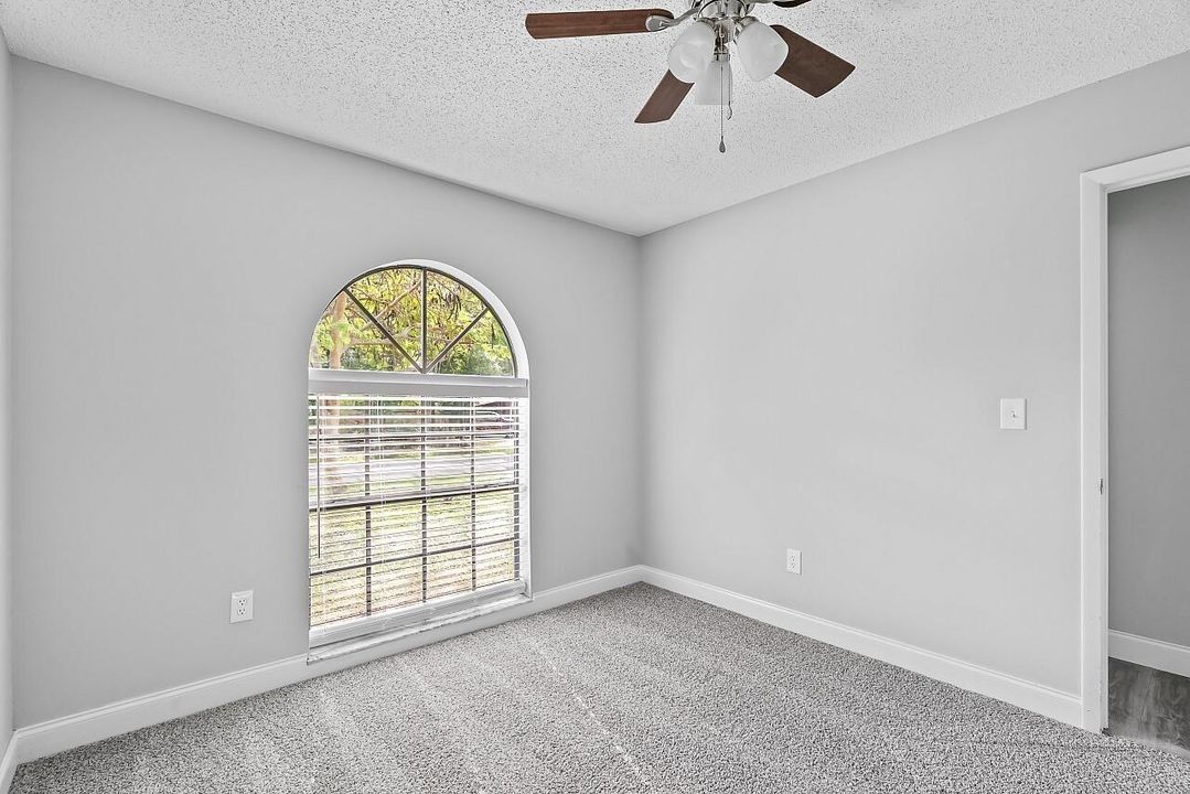 For Sale: $290,000 (3 beds, 2 baths, 1096 Square Feet)