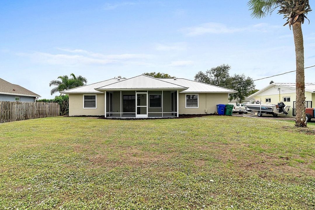 For Sale: $290,000 (3 beds, 2 baths, 1096 Square Feet)