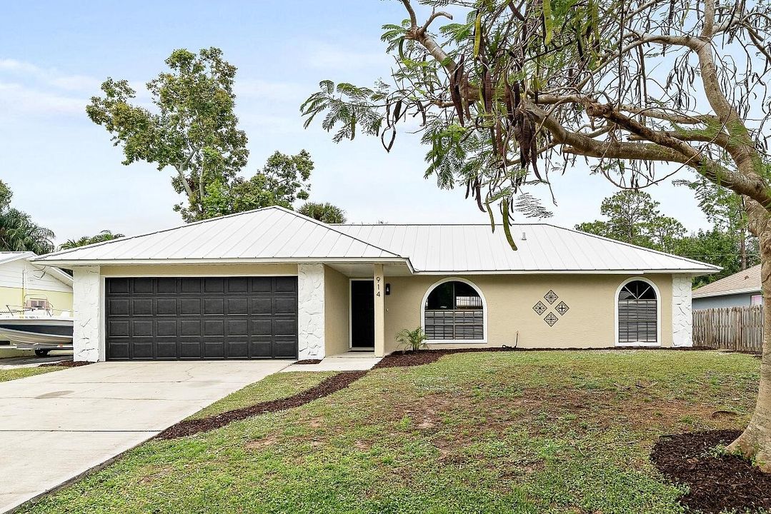 For Sale: $290,000 (3 beds, 2 baths, 1096 Square Feet)