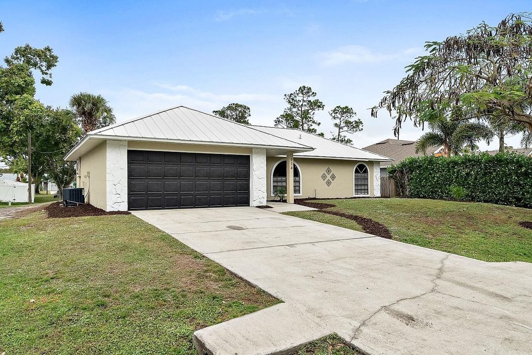 For Sale: $290,000 (3 beds, 2 baths, 1096 Square Feet)