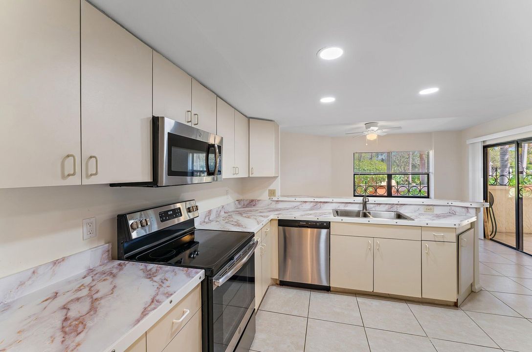 For Rent: $2,500 (2 beds, 2 baths, 1556 Square Feet)