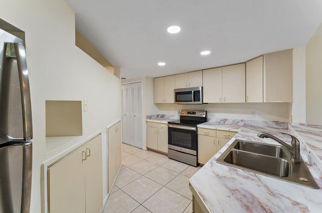 For Rent: $2,500 (2 beds, 2 baths, 1556 Square Feet)