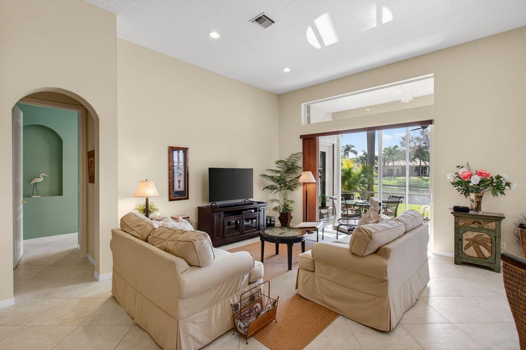 En Venta: $525,000 (3 camas, 2 baños, 2050 Pies cuadrados)