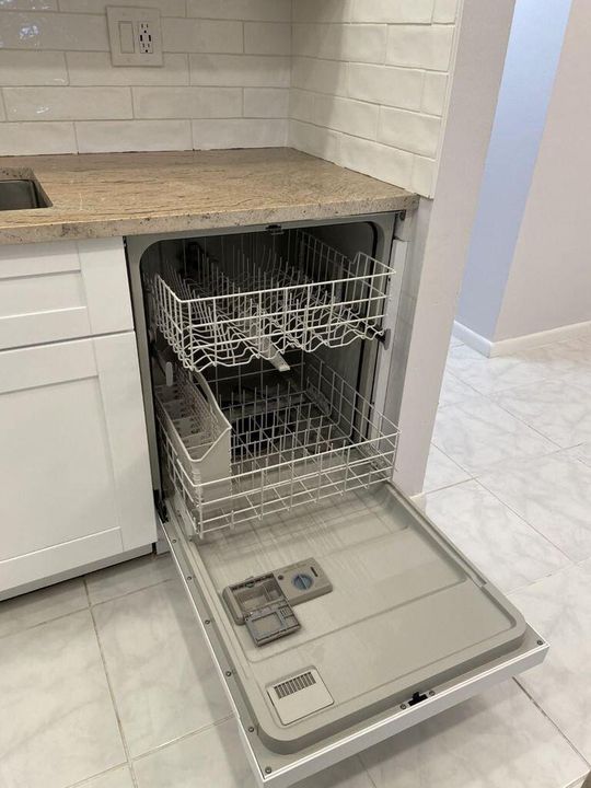 For Sale: $81,000 (1 beds, 1 baths, 570 Square Feet)