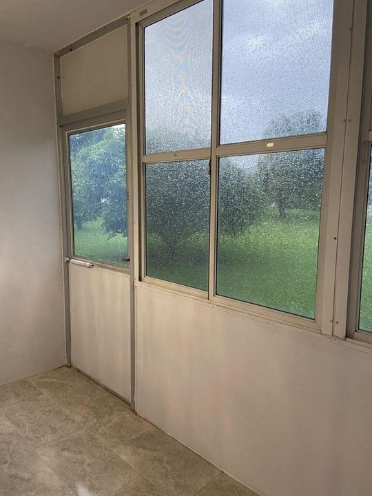 For Sale: $81,000 (1 beds, 1 baths, 570 Square Feet)