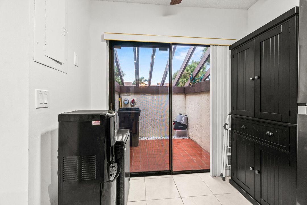 На продажу: $225,000 (2 спален, 2 ванн, 1271 Квадратных фут)