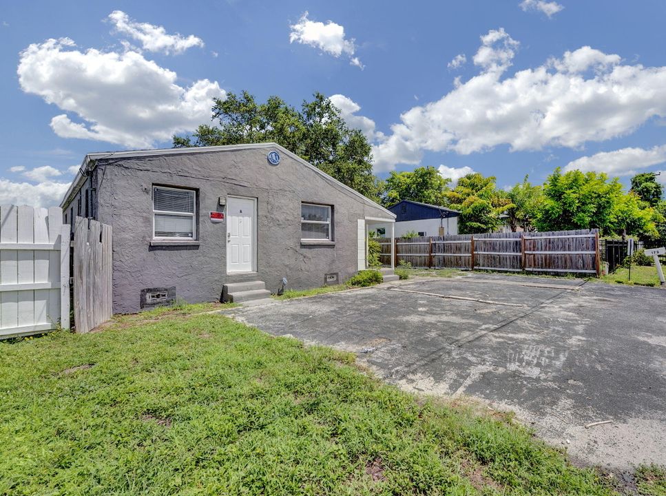 For Rent: $2,750 (4 beds, 2 baths, 1150 Square Feet)