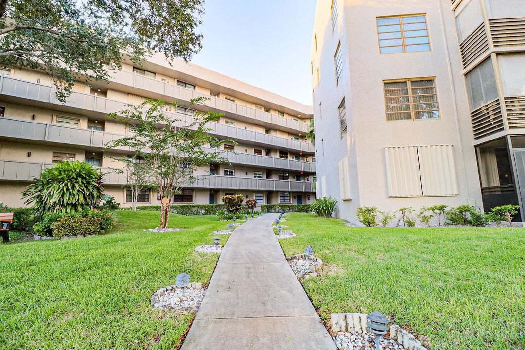 For Sale: $200,000 (2 beds, 2 baths, 852 Square Feet)