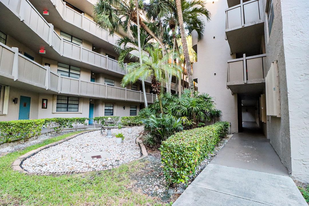 For Sale: $200,000 (2 beds, 2 baths, 852 Square Feet)