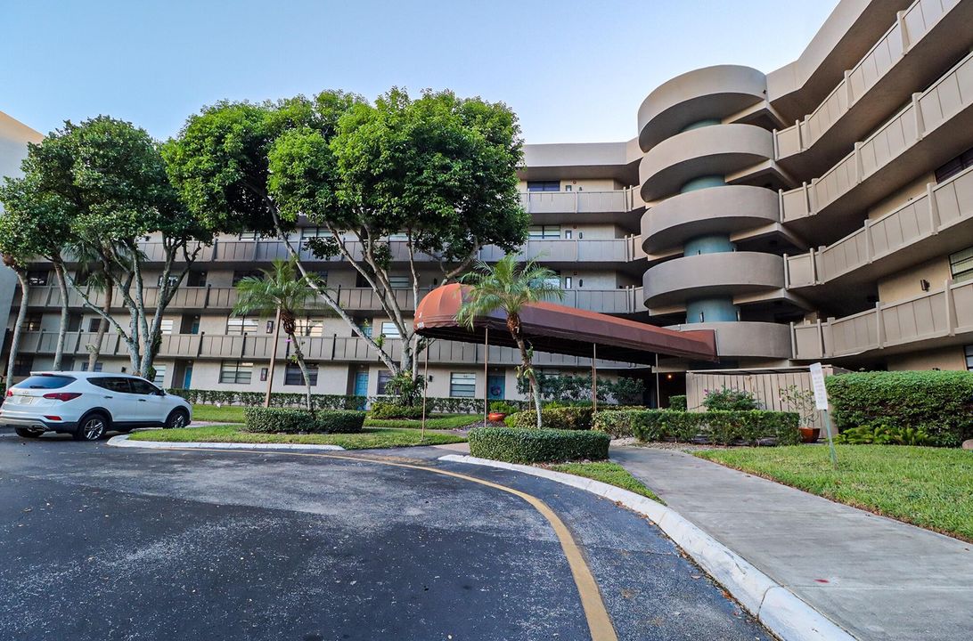 For Sale: $200,000 (2 beds, 2 baths, 852 Square Feet)