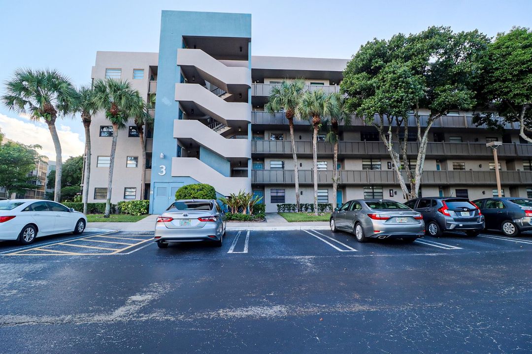 For Sale: $200,000 (2 beds, 2 baths, 852 Square Feet)