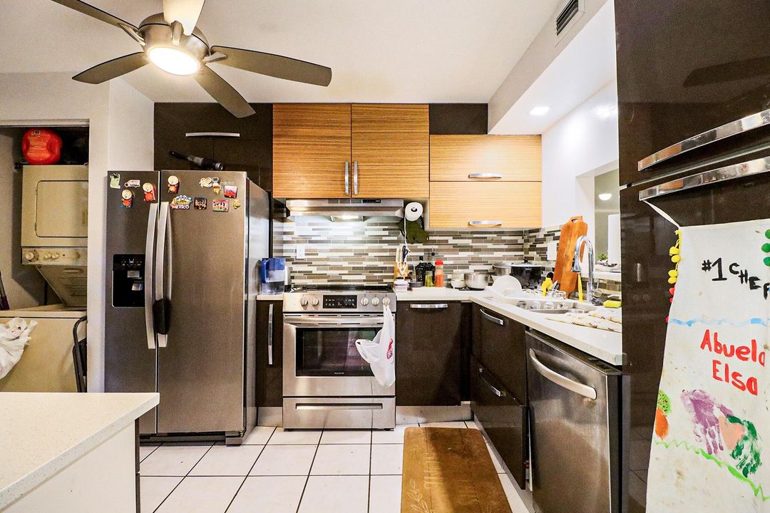 For Sale: $200,000 (2 beds, 2 baths, 852 Square Feet)