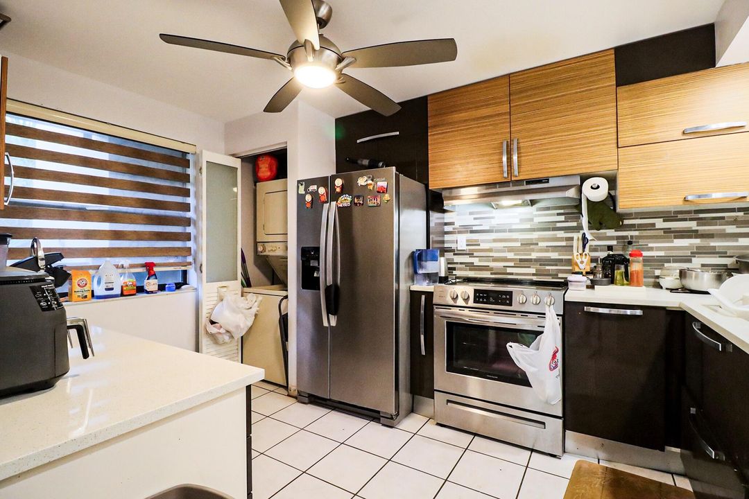 For Sale: $200,000 (2 beds, 2 baths, 852 Square Feet)