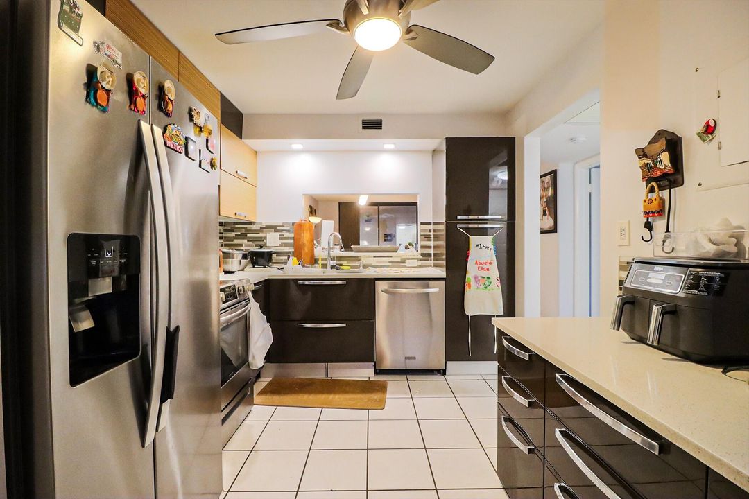 For Sale: $200,000 (2 beds, 2 baths, 852 Square Feet)