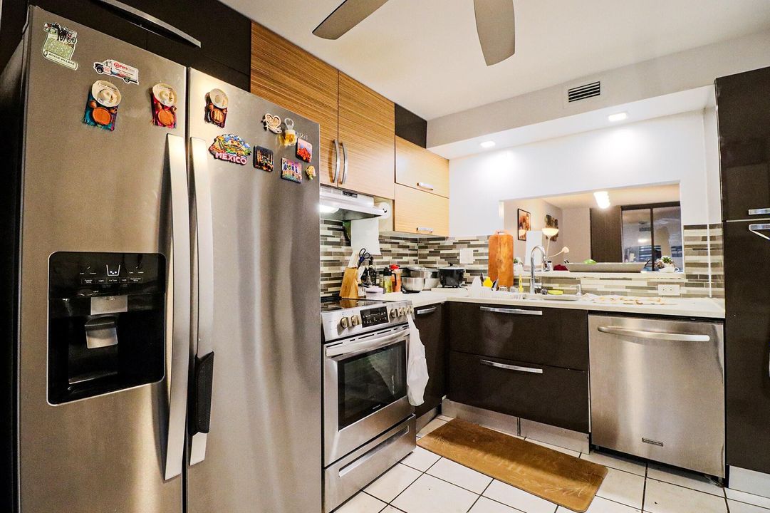 For Sale: $200,000 (2 beds, 2 baths, 852 Square Feet)