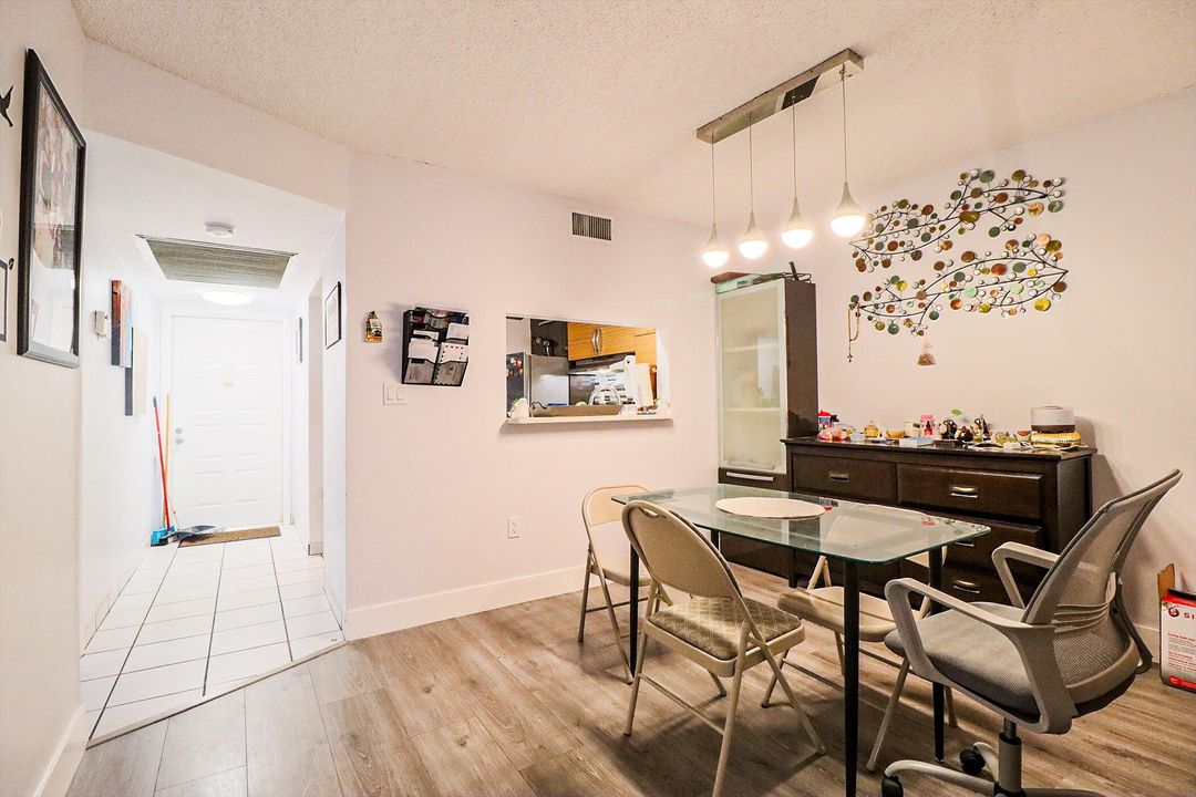 For Sale: $200,000 (2 beds, 2 baths, 852 Square Feet)