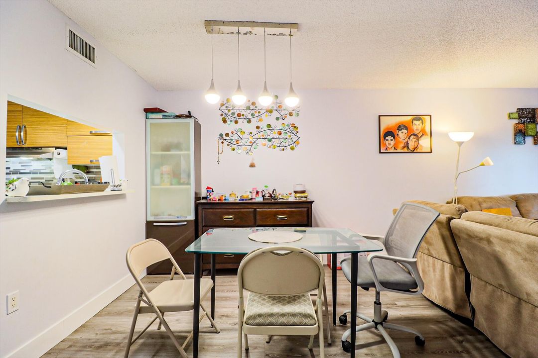 For Sale: $200,000 (2 beds, 2 baths, 852 Square Feet)