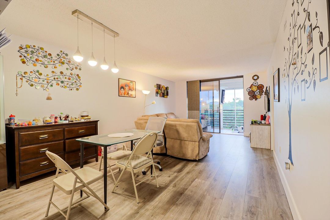 For Sale: $200,000 (2 beds, 2 baths, 852 Square Feet)