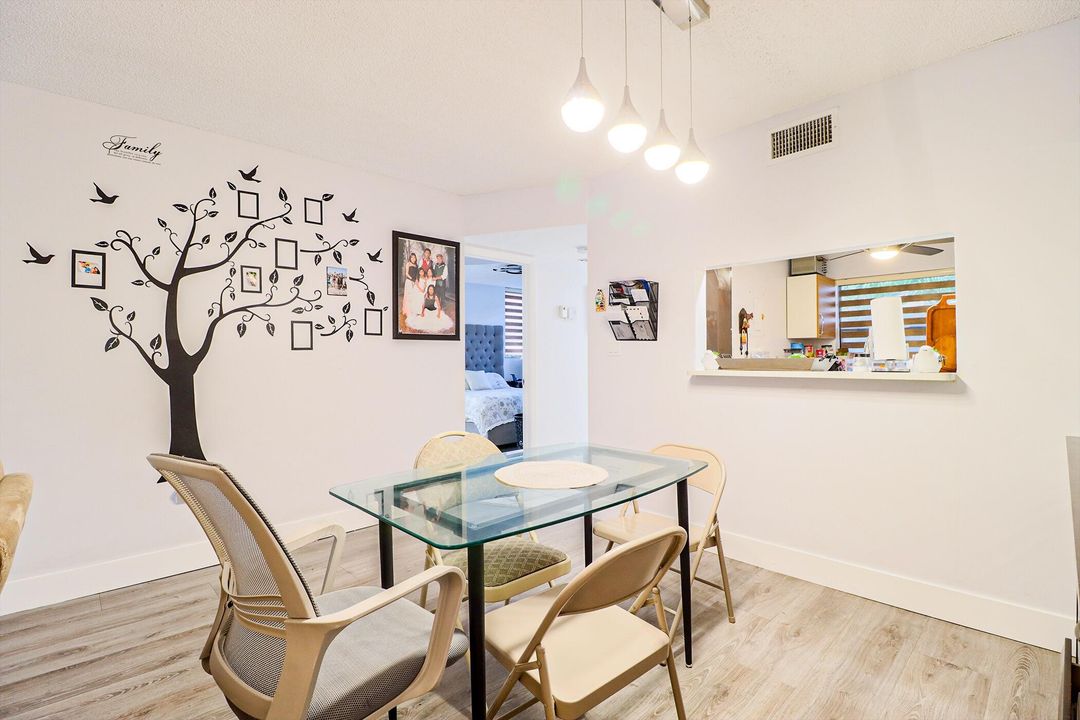 For Sale: $200,000 (2 beds, 2 baths, 852 Square Feet)