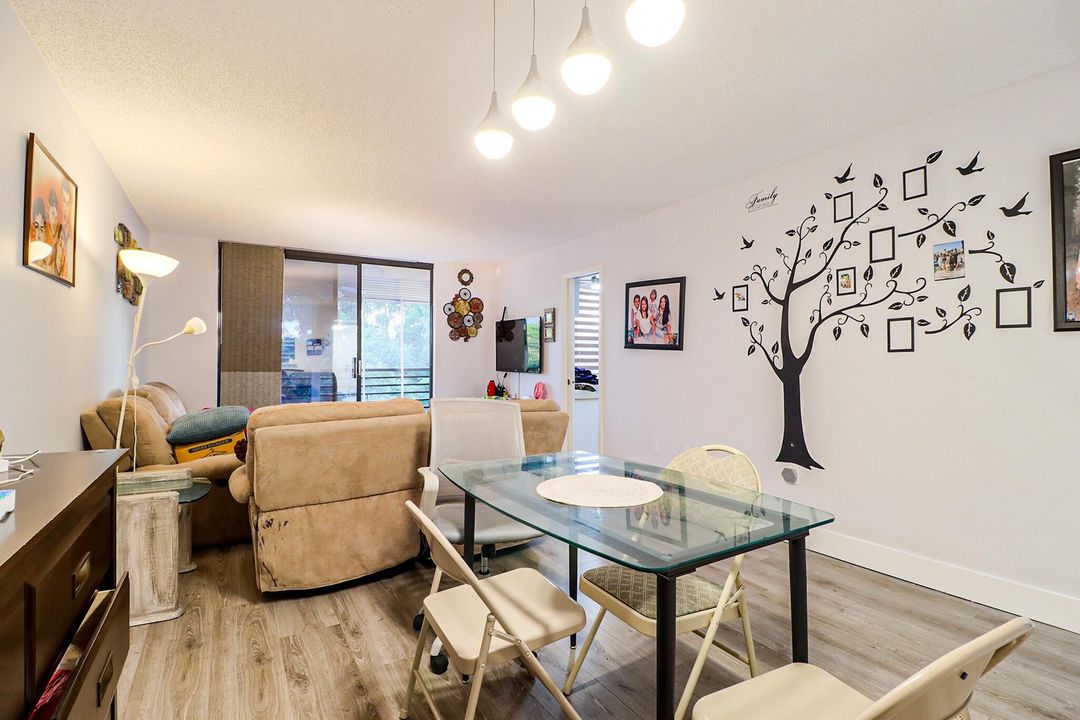 For Sale: $200,000 (2 beds, 2 baths, 852 Square Feet)