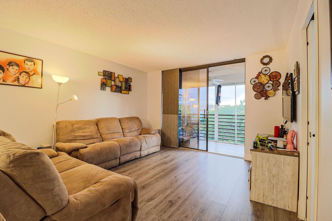 For Sale: $200,000 (2 beds, 2 baths, 852 Square Feet)