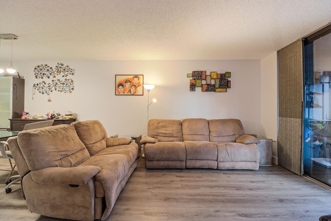 For Sale: $200,000 (2 beds, 2 baths, 852 Square Feet)