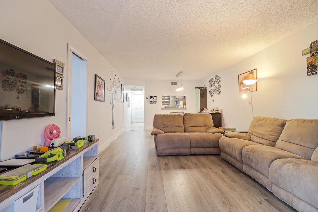 For Sale: $200,000 (2 beds, 2 baths, 852 Square Feet)