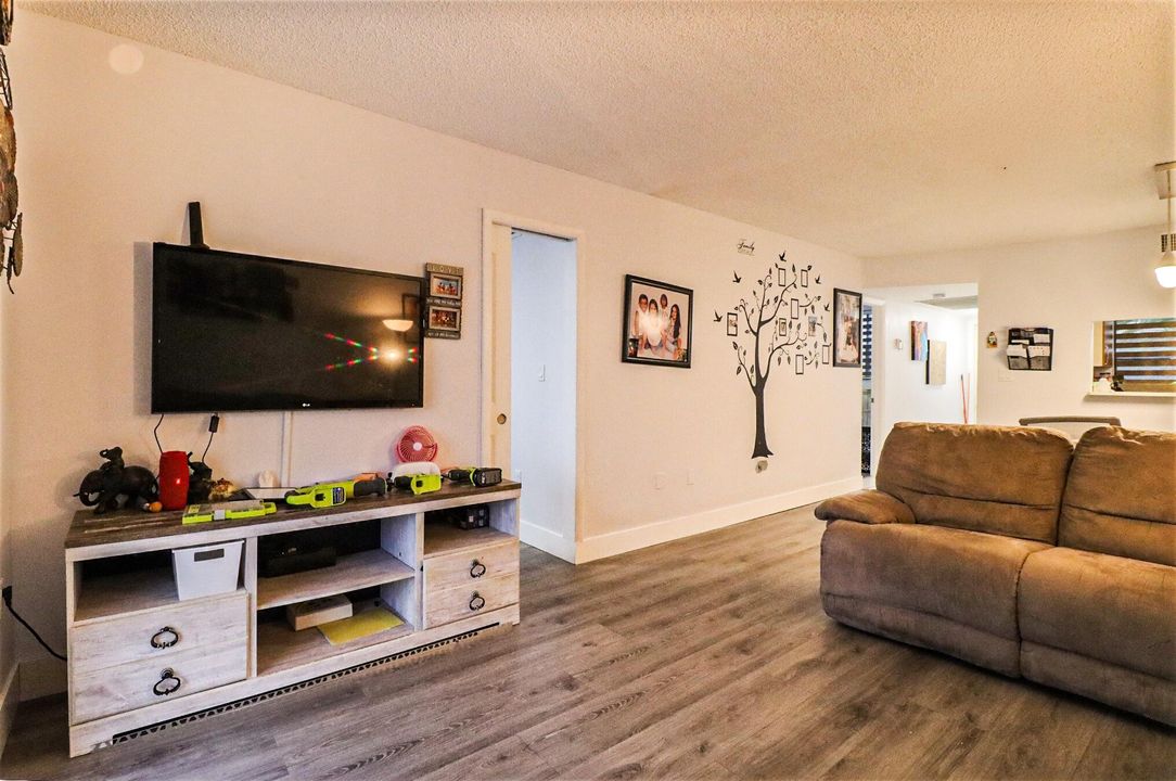 For Sale: $200,000 (2 beds, 2 baths, 852 Square Feet)