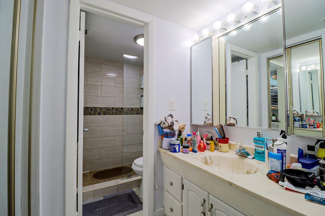 For Sale: $200,000 (2 beds, 2 baths, 852 Square Feet)